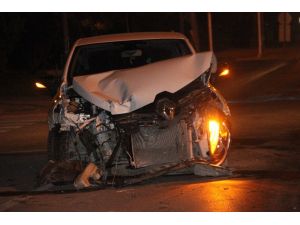 Otomobille minibüs çarpıştı: 1 yaralı