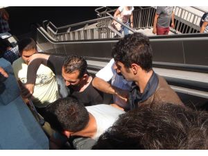 Taksim Meydanı’nda kolu yürüyen merdivene sıkışan şahsı itfayie kurtardı