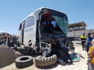 Yolcu otobüsü ile tır çarpıştı: 12 yaralı