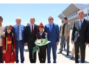 Başbakan Yardımcısı Şimşek, anne ve babasının mezarını ziyaret etti