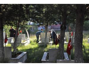 Bayram sabahı mezarlıklar ziyaretçilerle doldu