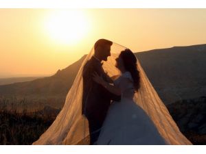 Kapadokya’da yeni trend balonlar ile birlikte gelin damat fotoğrafı çekmek