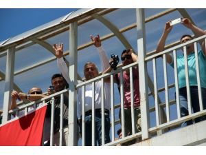 Kılıçdaroğlu’na Rabia işaretli tepkili karşılama