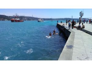 - Bayram tatilini fırsat bilerek İstanbul Boğazı’nda denize girdiler