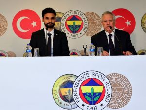 Fenerbahçe’nin yeni transferi Mehmet Ekici imzayı attı
