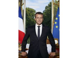 Macron merakla beklenen resmi portresini paylaştı