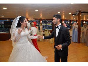 Suudi çift deniz ortasında düğün yaptı