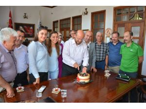 Başkan Özcan’a personelinden sürpriz doğum günü