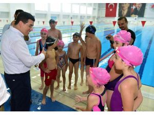 Kepez yüzme kurslarına bin 500 öğrenci katıldı