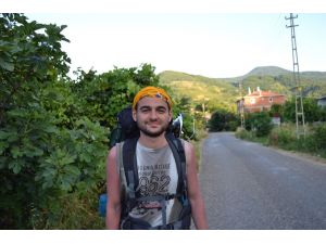İnsanlarla iletişim problemini yenmek için otostopla Türkiye’yi geziyor