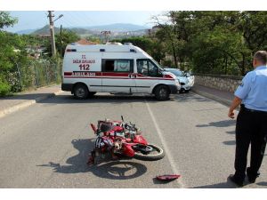 Motosiklet kamyonete çarptı: 2 yaralı