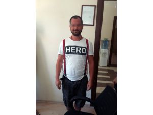 Kuşadası’nda “Hero” yazılı tişört giyen bir kişi gözaltına alındı
