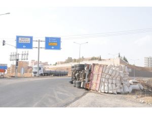 Cizre’de virajı alamayan saman yüklü kamyon kaza yaptı