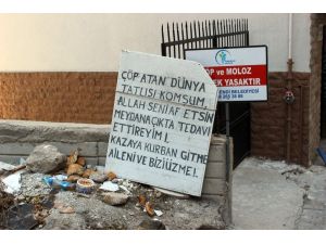 Çöplerden bıkan vatandaştan "Kazaya kurban gitmeyin" yazılı pankart