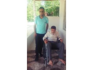 93 yaşındaki Aydın’a tekerlekli sandalye hediye edildi