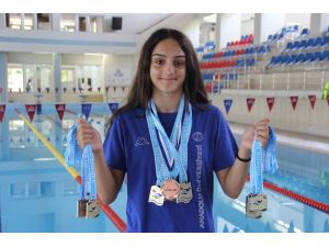 14 yaşındaki genç sporcunun 63 madalyası bulunuyor