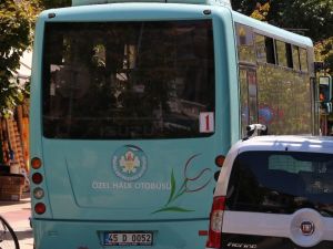 Halk otobüsü şoförü parklanmaya kızdı, yolu trafiğe kapattı