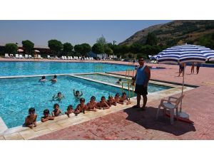 İnönü’de 90 çocuğa şifalı doğal kaynak suyunda yüzme kursu
