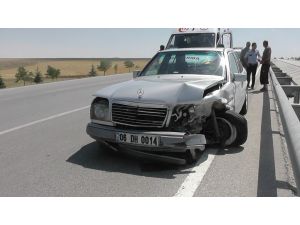 Konya’da otomobil bariyerlere çarptı: 2 yaralı