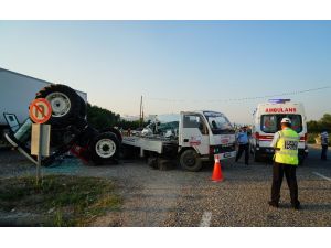 İşçi minibüsü ile traktör yüklü çekici çarpıştı: 7 yaralı
