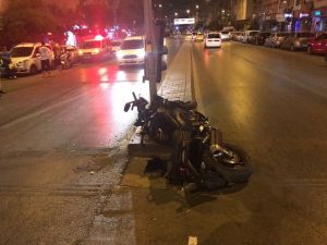 Motosiklet trafik lambasına çarptı: 1 kişi hayatını kaybetti, 1 yaralı