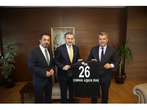 Başkan Özeçoğlu, Bakan Bak’a Eskişehirspor forması hediye etti