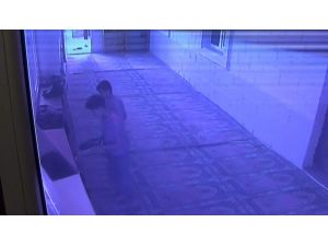 Ayakkabı hırsızları caminin kameralarına yakalandı