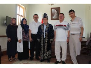 Kazak Türkleri kaymakama “Çapan” giydirdi