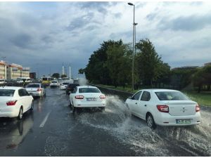 İstanbul’da E-5 karayolunu su bastı