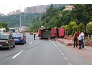 Zonguldak’ta kamyon devrildi: 2 yaralı