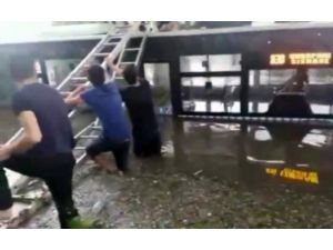 Otobüs üzerinde mahsur kalanlar merdivenlerle kurtarıldı