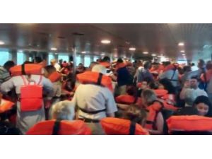 Şiddetli fırtına sırasında vapurdaki yolcular can yeleklerini giydi