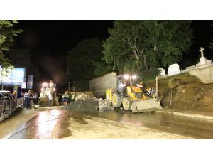 Duvarı yıkılan Pangaltı Ermeni Mezarlığı’nda çalışmalar gece de devam ediyor