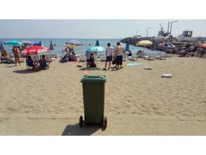 Plajlara tekerlekli çöp kutuları