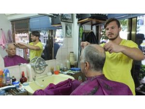 Burhaniye’de 5. kuşak berberden babaya saç tıraşı