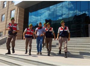 Cinnet geçiren gencin dehşet anlarını kameralar görüntüledi