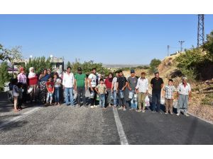 Köylüler bidonlarla karayolunu trafiğe kapattı