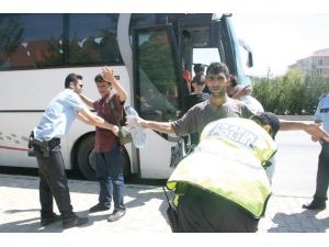 Kaçak göçmen taşıyan otobüs şoförü tutuklandı