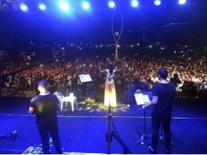 Şarkıcı Tuğba Yurt, isteği yerine getirilmeyince sahneyi terk etti