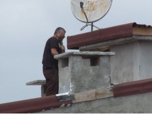 Esenyurt’ta pompalı tüfekle binanın çatısına çıkan şahıs polis tarafından yakalandı