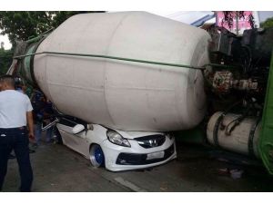 Filipinler’de beton mikseri otomobilin üzerine devrildi