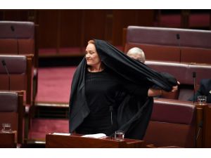 Avustralyalı senatörden çirkin protesto