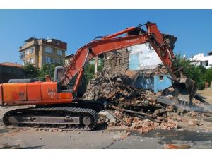 Milas’ta tehlike saçan binanın bir kısmı yıkıldı