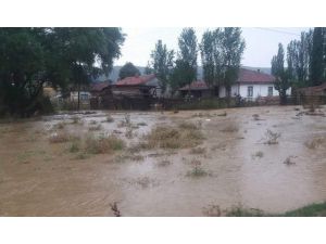 Şiddetli yağış Altıntaş’ın köylerinde etkili oldu