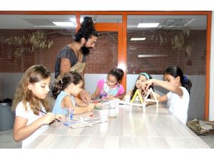 Tuncay Kes, Beyaz Kule öğrencilerine ahşap tasarım dersi veriyor