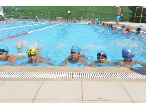 Diyarbakır’da bin 500 çocuk yüzmeyi öğreniyor