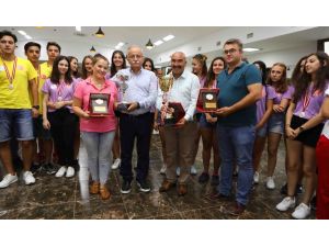 Başkan Karabağ, şampiyon sporcularla