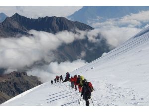 Hakkari dağcıları Gürcistan Kazbek dağına tırmandılar