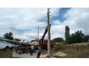 Emet Yeniceköy’de elektrik direkleri ve hatlar yenileniyor