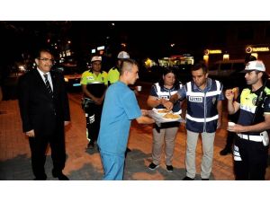 Vali Demir’den huzur uygulamasına katılan polislere tatlı ikramı